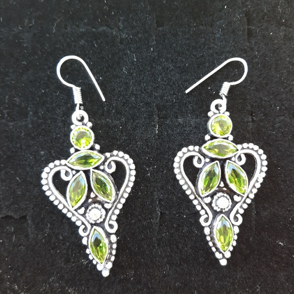 New Beautiful Peridot Silver Dangle Earrings. - Picture 4 of 6